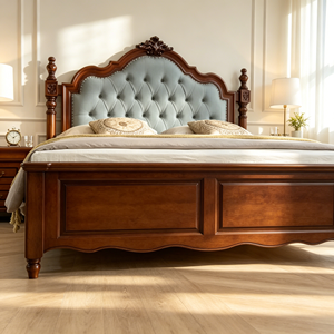 Base de Cama Tapizada Tradicional Tamaño Queen con Cabecera de Tela y Postes de Madera - Product Image 4