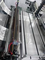 Machine de fabrication de sacs en plastique double couche à quatre lignes Machine de découpe à froid entièrement automatique pour sacs plats en plastique à 4 lignes