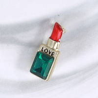Venta al por mayor de joyería de moda personalizada Fondo Verde en forma de lápiz labial broches de cristal amor carta Rosa broche para señora camisa