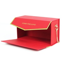 Rote Goldfolie Kosmetik- und Schmuckverpackung mit Kettengriff, Karton-Geschenkbox in Handtaschenform mit Schlitzen für Uhren, recycelbar