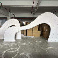 Panneau de fond décoratif en PVC acrylique blanc de style ondulé moderne MILE pour la décoration de scène de mariage