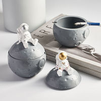 Cendrier d'astronaute en résine personnalisé en gros Figurine Statues artisanat Style Sculpture pour la décoration de bureau à domicile Article d'ameublement