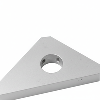 Plaque de positionnement triangulaire en aluminium usinée sur mesure par CNC avec trou central pour l'automatisation