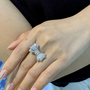 อาซูโอ ลักชัวรี ดีไซน์แหวนทองคำขาวแท้ 18k ประดับเพชรแท้ทรงโบว์คัท ทรงกลมเจียระไนแบบบริลเลียนท์ เครื่องประดับหรูหราสำหรับผู้หญิง เหมาะสำหรับงานเลี้ยงระดับสูง - Product Image 5