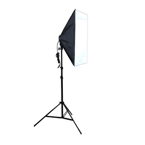 Gutes Studio-Blitzlicht-Fotografie-Ausrüstungsset für den Innenbereich mit 50 x 70 cm <span class=keywords><strong>Softbox</strong></span>, 135-W-Glühbirne, Lichtstativ und Tragetasche. - Product Image 6