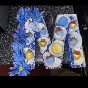 Boîte de présentation personnalisée en carton en forme de lettre pour traiteur, idéale pour charcuterie et plateaux de fruits rouges - Product Image 2