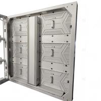 Écran LED publicitaire extérieur IP65 7000-8000 nits P6.67 pour centre commercial, avec armoire en fer incurvée 3D et porte arrière en aluminium, 3840Hz