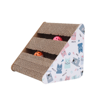 Griffoir triangulaire écologique et sûr pour chat, en carton ondulé, avec pente inclinée, jouets à clochettes et balles, à fixer au mur, fiable pour chaton