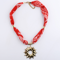 Nouveaux colliers tendance, bandanas, foulards, colliers avec breloques en acier inoxydable, pendentifs en forme de cœur et de nœud