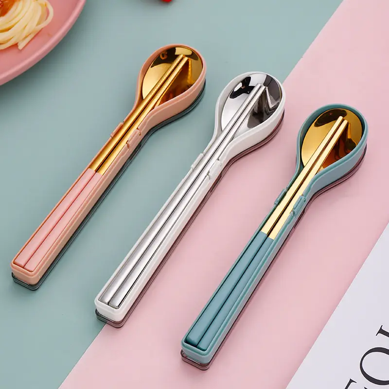 Set peralatan makan sumpit sendok untuk luar ruangan, peralatan makan berlapis Titanium, baja tahan karat 304 portabel gaya Korea kreatif dengan wadah plastik