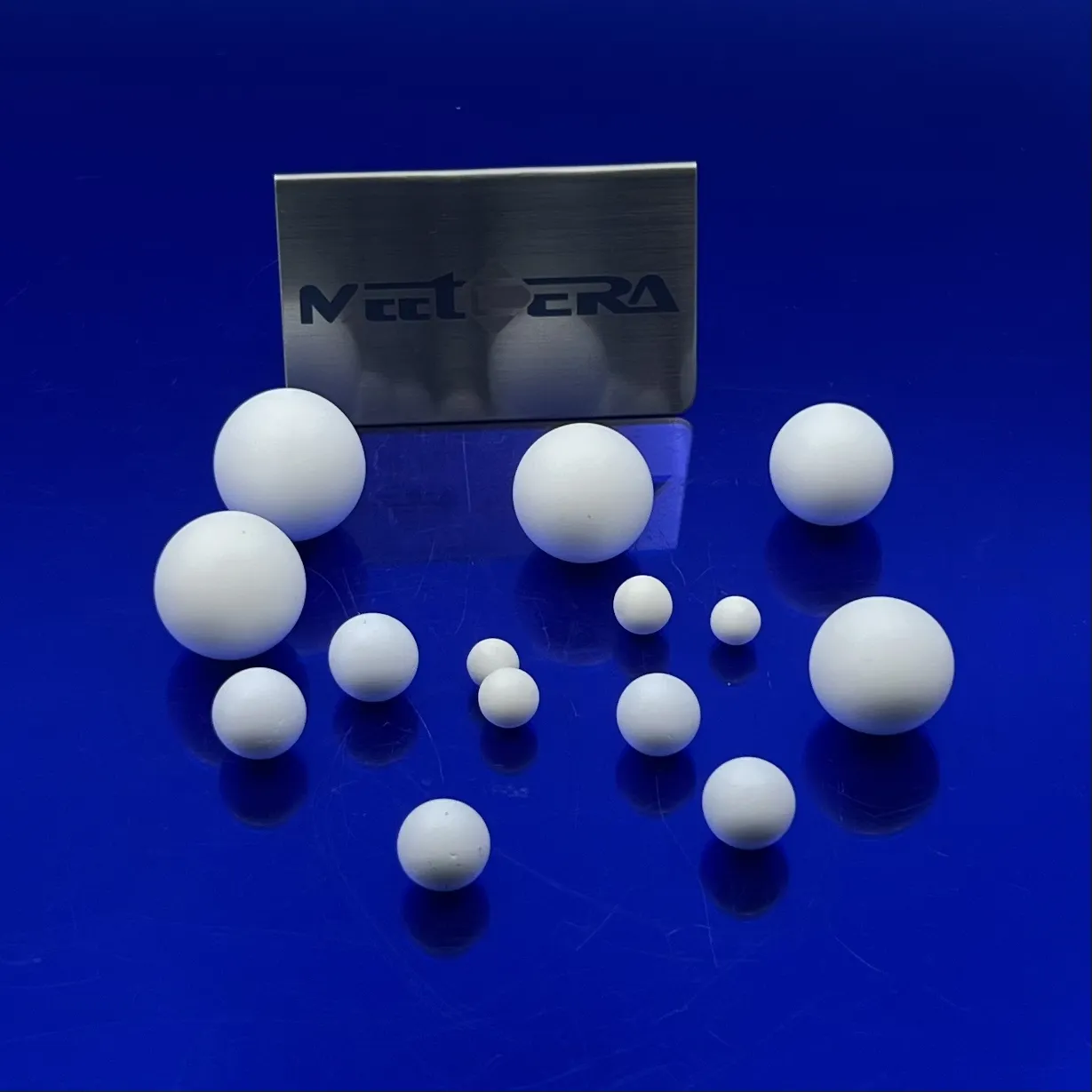 Подгонянные высококачественные спецификации размеров глинозема керамические шарики