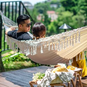 <span class=keywords><strong>Hamac</strong></span> <span class=keywords><strong>double</strong></span> en <span class=keywords><strong>toile</strong></span> pour l'extérieur, camping, loisirs intérieurs, balançoire portable, pompons, barres courbes, capacité de 200 kg, vente en gros - Product Image 4