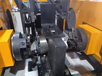 Machine à chanfreiner pneumatique à double tête 60, produit des bords chanfreinés lisses et sans bavures.