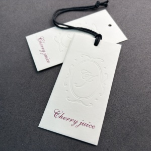 Étiquettes suspendues personnalisées de luxe gaufrées en papier premium pour vêtements, costumes, robes de soirée et sacs à main de créateurs - Product Image 1