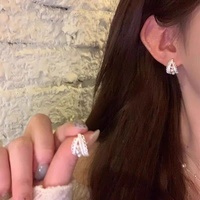 Boucles d'oreilles clous élégantes de style palais français, design haut de gamme, à la mode, pour femmes, avec détails géométriques en dentelle et perles
