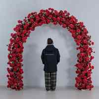 LO-673 OEM Arche de mariage en fer avec arrangement floral artificiel multi-formes et roses rouges pour la décoration d'entrée de mariage