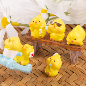 Adorno creativo de paisaje en miniatura 3D, figurita artesanal de resina de pollo amarillo pequeño y bonito para decoración de escritorio de Navidad - Product Image 4