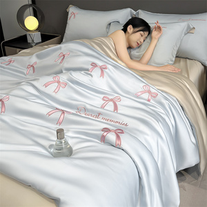 Ensemble de courtepointe de quatre pièces en soie glacée lavée à l'eau pour l'été moderne Housse à motif animal lavable en machine avec remplissage en polyester - Product Image 3