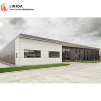 Bâtiment d'usine à ossature métallique pour la fabrication de pièces automobiles, entrepôt industriel à grande portée, espace de production industriel