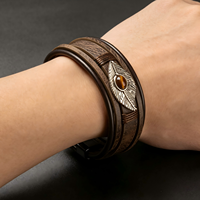 Bracelet Homme Multicouche en Cuir Large Manchette Argentée Plume Œil de Tigre Pierre Turquoise Style Western Bohème Vintage Cadeau Pour Lui