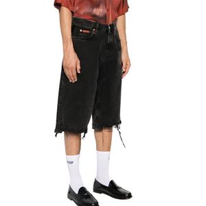 Pantalones Cortos de Mezclilla Personalizados para Hombre con Dobladillo Deshilachado, Botones con Logotipo Grabado y Parche - Product Image 4