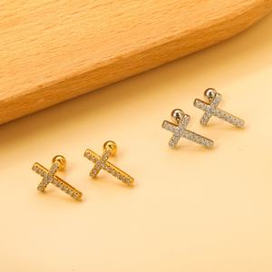 Boucles d'oreilles clous en zircon diamanté plaqué or 18 carats, collection religieuse classique, style simple et tendance, pour femme - Product Image 4