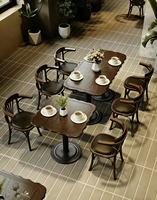 Nouveau mobilier en bois massif de style français, durable, avec détails en dentelle, idéal pour les restaurants, les cafés et les lieux de loisirs.