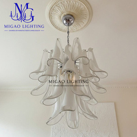 Lustre en chaîne vintage médiéval français, lampe en verre artisanal en forme de fer à cheval et de pétale, dégradé blanc en cascade, pour villa, hôtel boutique