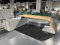 Bureau de direction moderne en bois en forme de L de luxe avec prise USB pour espace de travail de manager et salon professionnel