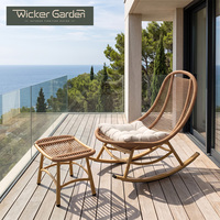 Fauteuil à bascule en rotin PE pour patio avec repose-pieds séparé et coussin de siège profond pour hôtel, villa, salon - Vente en gros