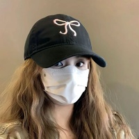 Gorra de béisbol de 6 paneles con lazo rosa, bordada, estilo dulce y linda para mujer, popular en internet, con efecto adelgazante para el rostro, ajustable, de ala ancha, ideal para el verano.