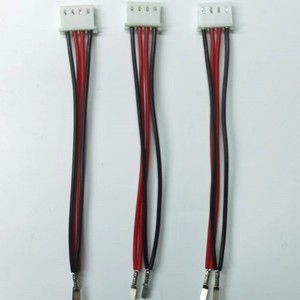 定制红黑多芯线束，带白色塑料锁定连接器和用于信号连接的扁金属接头端子 - Product Image 2