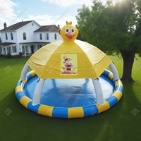 Équipement de jeu d'eau extérieur pour enfants parfait pour la piscine gonflable en forme de canard avec auvent