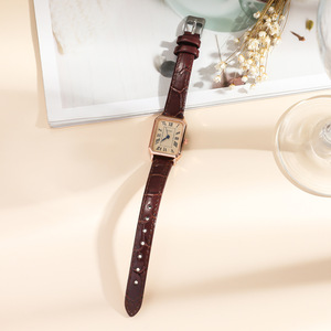 Reloj de Cuarzo para Mujer con Esfera Rectangular Vintage, Correa de Cuero Sintético con Números Romanos Retro, Elegante y Casual para Uso Diario - Product Image 4