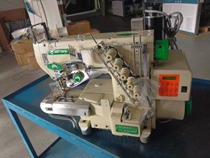 Máquina de Costura Interlock com Cama Cilíndrica de Acionamento Direto, com Cortador Automático e Cortador de Tecido Lateral Esquerdo - Product Image 4