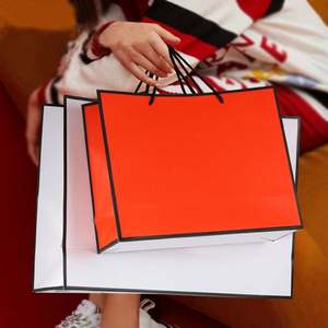 Sacs à provisions en papier pour vêtements de luxe personnalisés avec impression de logo - Product Image 2