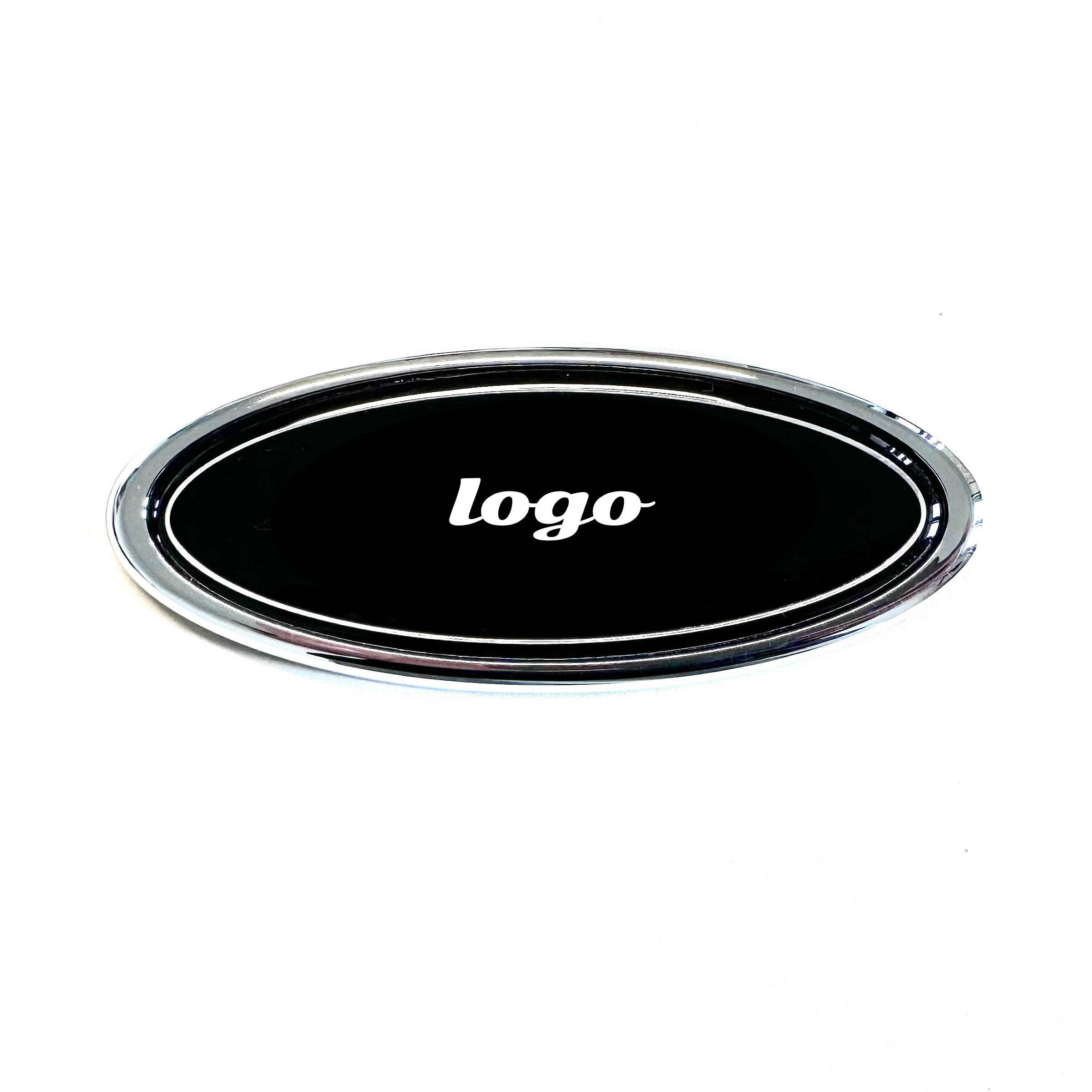 Badge noir + logo argenté + bord argenté