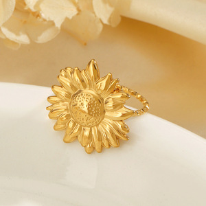 Anillo de Acero Inoxidable de Moda Popular INS para Mujer, Anillo Ligero de Lujo con Diseño de Flor, Girasol y Crisantemo, Venta al por Mayor - Product Image 4