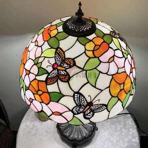 Vente en gros sur mesure de verre coloré style <span class=keywords><strong>Tiffany</strong></span> abat-jour en verre <span class=keywords><strong>papillon</strong></span> rose peint à la main <span class=keywords><strong>lampe</strong></span> de table en verre d'art - Product Image 2