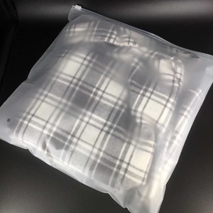 In trong suốt Frosted nhựa dây kéo túi cho quần áo đóng gói bán buôn tùy chỉnh <span class=keywords><strong>Zip</strong></span> trượt nhựa mua sắm túi - Product Image 4