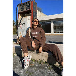 Conjunto de chándal con estampado frontal marrón - Product Image 1