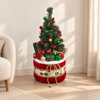 Sapin de Noël artificiel décoré de 60 cm (23,6 pouces) sur base tambour en velours rouge avec ornements cadeaux, décoration de maison pour les fêtes