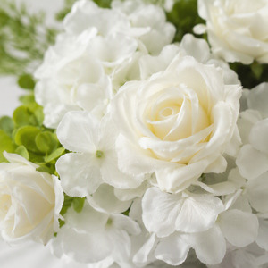 Weiße Seidenblumen-Kugel mit Echtem Blumen-Look, Handgefertigte Gemischte Blumenarrangements für Hochzeiten und Tischdekoration - Product Image 1