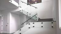 Vente en gros de balustrades modernes, rampes d'escalier en verre au design simple, supports de rampe d'escalier, fournisseur de garde-corps de balcon, protection UV