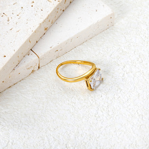 แหวนเซอร์คอนโทนสีทองสำหรับผู้หญิง ประดับเพชรแบบกรงเล็บ รูปทรงเรขาคณิต เครื่องประดับแฟชั่น ของขวัญ - Product Image 2