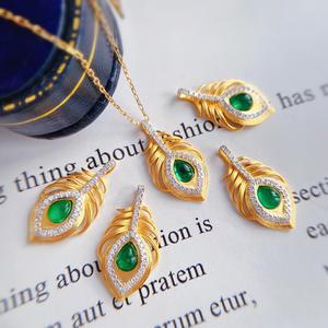 قلادة فضية جديدة بتصميم ريشة الطاووس مرصعة بالزمرد المستنبت من الفضة عيار 925 - Product Image 2