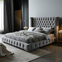 Lit plateforme capitonné moderne en velours gris de luxe avec tête de lit à ailes, taille King, mobilier de chambre d'hôtel