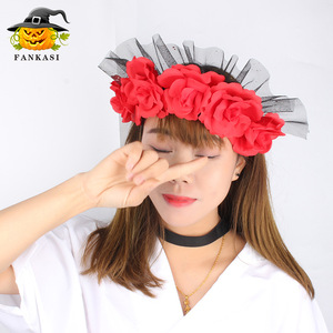 Serre-tête Fankasi à cinq roses rouges avec gaze, accessoire de costume de mariée ou d'Halloween - Product Image 1