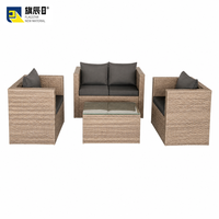 Ensemble de conversation d'extérieur 4 pièces en rotin PE, comprenant un canapé deux places, 2 fauteuils et une table basse rectangulaire en verre, couleur beige.