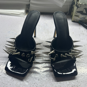 Mules habillées grande taille 45, sexy, pour l'extérieur, à bout carré ouvert, sandales à talons aiguilles, avec longues rivets et talons fins pour femme - Product Image 1
